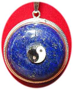 Yin Yang  Amulett Anhänger  auf massiver Lapislazuli-Platte